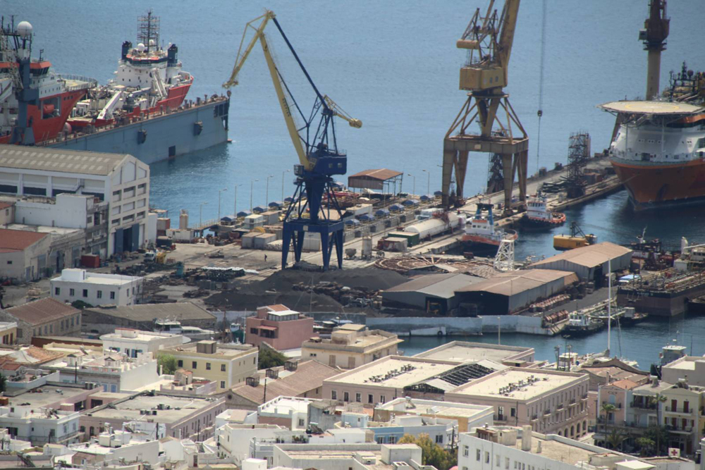 Συσσώρευση αποβλήτων αμμοβολής στον υπαίθριο χώρο του Νεωρίου — Παρατηρητήριο Ποιότητας Περιβάλλοντος Σύρου