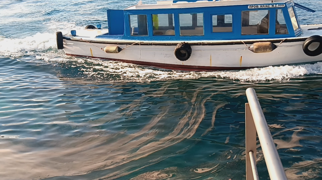 Η λέμβος διεμβολίζει και διασπά τις επιπλέουσες ρυπογόνες ουσίες.